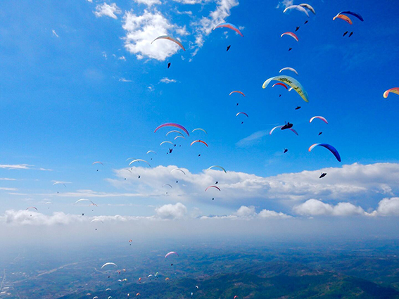 Parapendio in volo nei cieli del Grappa